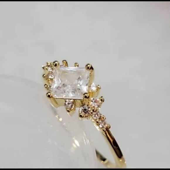 18k White Sapphire Ring  - Picture 5 of 6